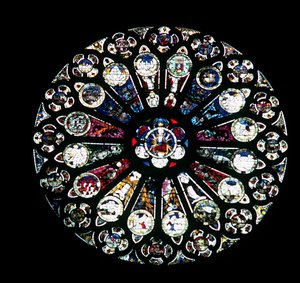 North Rose Window, stenarbete från 1200-talet, glas från mitten av 1400-talet