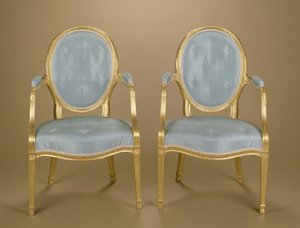 Ett par Adam-stolar med ovalryggade förgyllda carver, blåklädda, ca 1780 av Unbekannt Unbekannt
