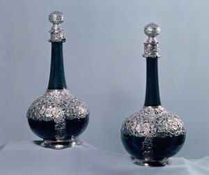 Ett par vinflaskor monterade i silver, 1689