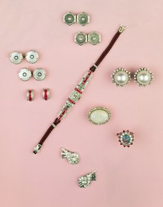 Urval av art déco-smycken; kaliberskuren rubinklocka; knapp, manschettknapp och nitar; örhängen; Mabe pärl- och diamantörhängen av Unbekannt Unbekannt