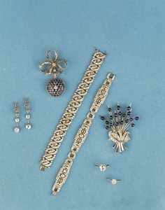 Urval av art déco-smycken: länkarmband; klocka av safir och diamant; solitärringar; cabuchon safir spray brosch (diamant) av Unbekannt Unbekannt