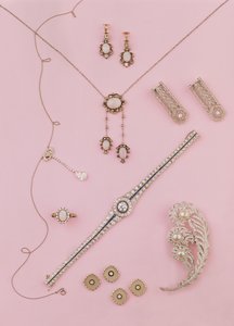 Urval av edvardianska och art déco-smycken: opalörhängen och hängsmycke; diamant neglige hänge; strutsplymbrosch; manschettknappar och nitar i diamant och onyx av Unbekannt Unbekannt