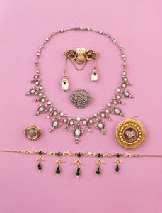 Urval av viktorianska smycken: turmalin och halsband med delat pärlfransar; roslipad diamant oval brosch; opal- och diamanthalsband; cabuchon ametist stjärnbrosch; Essex kristall av morrande tiger av Unbekannt Unbekannt