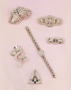 Urval av diamantsmycken: baguette och markisformad diamantspraybrosch; Art Deco diamantklämma; panel diamant brosch; Damklocka med avlångt boett av Unbekannt Unbekannt