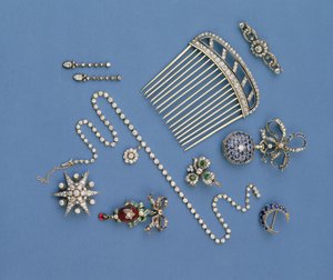 Urval av diamantsmycken: hårkam; graderat halsband; safir halvmåne brosch; emalj karbunkelhänge; fob klocka; stjärnbrosch av Unbekannt Unbekannt
