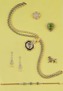 Urval av smycken: Halsband med odlade pärlor i art déco-stil med gula och blå safirer; hängsmycke med diamanter och pärlor; opal och rosa diamantkluster stjärnbrosch; rosédiamantpudelbrosch av Unbekannt Unbekannt
