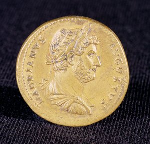 Sestertius av Hadrianus från Newcastle Upon Tyne, 132 A.D. Visar byst av Hadrianus som en segerrik befälhavare