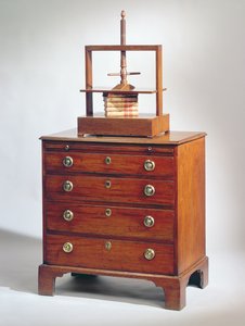 Liten byrå i mahogny av Sheraton, ca 1790 översatt av bokpress i mahogny