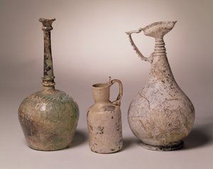 Sprinklerflaska av formblåst glas, 10-1100-tal; kanna med bearbetat svanhalsad handtag, 900-1100-tal; ewer, 600-800-talet av Unbekannt Unbekannt