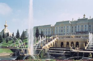 Utsikt över Peterhofpalatset över Samsonfontänen från terrasserna av Unbekannt Unbekannt