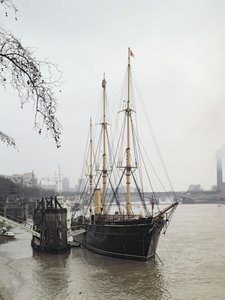 Utsikt över Themsen med RRS Discovery, seglad av Scott till Antarktis 1901-04 av Unbekannt Unbekannt