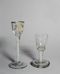 Vinglas med förgylld dekor, brännglasskål och ogenomskinlig vridstam, ca 1760