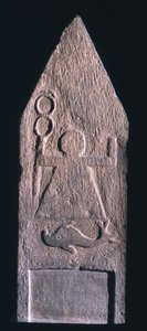 00357 Votivstele som föreställer Tanit, Kartagos gudinna, med en caduceus med en delfin och en inskription nedanför, fenicisk, från Tophet El-Horfa, Algeriet, 2:a-1:a århundradet f.Kr. (kalksten) av Unbekannt