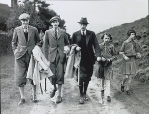 10th Duke med sina fyra barn, Billy, Andrew, Anne och Elizabeth i Bolton Abbey, ca 1938 (s/v foto) av William M. Timlin