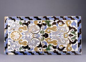 En Nasrid-dynastin keramik cuerda seca kakelpanel, med en design av sammanflätade arabesker och palmetter, sent 1300- eller 1400-tal av Unbekannt