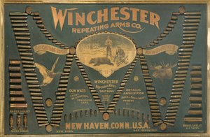 En Winchester Cartridge-displaytavla, med ett omfattande urval av metalliska, mässings- och pappershylsa gevär och skottpatroner arrangerade i form av ett utökat "W" av Unbekannt