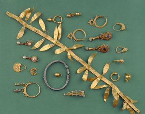 En samling hellenistiska, bysantinska och romerska smycken, inklusive ett bladguldsdiadem, ett östligt medelhavsarmband i silver, halvmåneformade hängen och en guldfibula, från 300-talet till 1000-talet e.Kr. (guld, silver) av Unbekannt