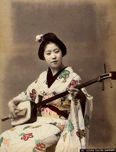 En geisha som spelar shamisen (färgad bild) av Unbekannter Künstler