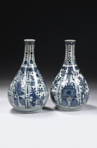 Ett par kinesiska blå och vita "kraak porselein" flaskvaser, Wanli period, 1573-1619 av Unbekannt