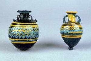 Amforor, troligen senhellenistiska, ca 2:a-1:a århundradet f.Kr. (färgat glas) av Unbekannt