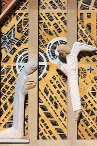Bebådelseskulptur i Notre-Dame de Consolation-kyrkan designad av Raymond Vaillant, Hyeres, Frankrike av Unbekannt