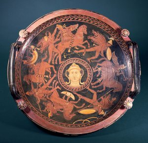 Apuliens rödfigur patera med scener av grekerna som slåss mot amasonerna, grekiska, gjorda i södra Italien, 300-talet f.Kr., tillskrivna Baltimore-målaren (keramik) av Unbekannt