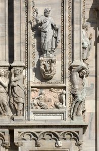 Arkitektur: staty av Saint Luke (1811) och lågrelief som representerar ängelns utseende för Simsons mor (1659). Detalj av fasaden av katedralen (kupol eller duomo) i Milano Italien av Unbekannt