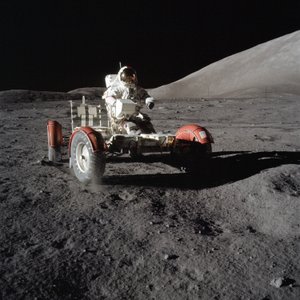 Astronaut Eugene Cernan kör Lunar Roving Vehicle under första EVA av Unbekannt