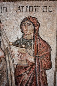 Atropos - Ett av de tre öden representerade med en öppen rulla på vilken Achilles liv var inskrivet - Detalj från panelen som representerar Achilles första bad - Paphos Mosaics, Villa of Theseus, 500-talet e.Kr. - Cypern - Representation av Atropos, av Unbekannt