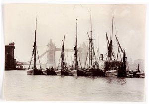 Båtar förtöjda vid Tower Bridge av Unbekannt