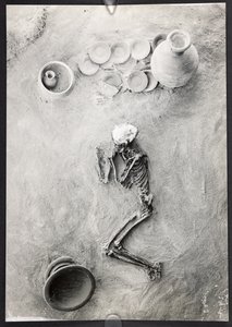 Begravningsgrupp på kyrkogården på plats H, östra trench, Harappa Excavations, Mohenjo-Daro (s/v foto) av Unbekannter Künstler
