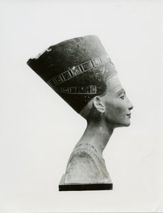 Byst av drottning Nefertiti, sidovy, kopia av byst i Aegyptisches Museum, SMPK, Berlin (målad kalksten) (s/v foto) (se även 114018-20) av Unbekannt