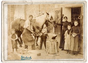 Cestieri, die Werkstatt des Hufschmieds fiel oft mit seiner Wohnung zusammen und Tiere wurden in die Werkstatt gebracht, um Eisen zu wechseln oder an den Füßen gepflegt zu werden von 