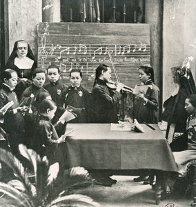 Carol övar i en fransk mission i Kina, tidigt 1900-tal (s/v foto) av Unbekannt