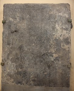 Katedralsamling. Fragment av en stenplatta. Bas-relief. En kyrklig tjänsteman. Ursprungskyrka (Saint-Quentin av Tournai. Slutet av 1200-talet. Detalj. av Unbekannter Künstler