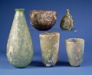Medurs från vänster: päronformad grön glaskolv, sasanian, 3-700-talet e.Kr.; ljus bärnstensfärgad glasskål, sasanisk, 500-600-tal e.Kr.; Islamisk grön päronformad flaska av glas, ca 700-1100-talet e.Kr.; två islamiska gröna glasbägare, c.900-talet e.Kr av Unbekannt
