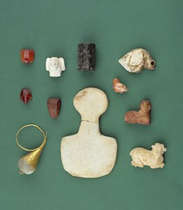 Samling av östliga medelhavsföremål inklusive en sumerisk gam-amulett, en akkadisk serpentinsäl och en mesopotamisk karneolgroda, från 3300-2000 f.Kr. av Unbekannt