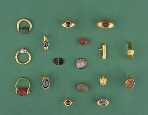 Samling av romerska, etruskiska och hellenistiska smycken inklusive en fenicisk skarabéring, en kamé, amuletthållare och ett djuptryck av agat, från 600-talet f.Kr. till 4:e e.Kr. av Unbekannt