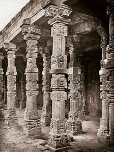 Kolonnaden till moskén Quwwat-ul-Islam i Qutb Minar-komplexet, Delhi av Unbekannter Künstler