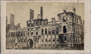 Commune de Paris (1871): utsikt över stadshuset efter branden i maj 1871. Anonym fotografering. Tryck på kartong Dim. 10x7 cm av Unbekannt