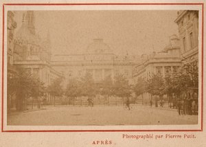 Commune de Paris (1871): utsikt över Palais de Justice i Paris efter dess brand i maj 1871. Fotografi av Pierre Pepetit. Tryck på kartong, Dim. 9x5,4 cm av Unbekannt
