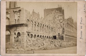 Commune de Paris: utsikt över ruinerna av finansministeriet i Paris i maj 1871. Fotografi J.R.Dim. 16,3x10,8 cm av Unbekannt
