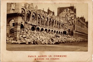 Paris kommun (1871) sett från finansministeriet detruit. Fotografi. Tryck på kartong Dim. 10,4x6,9 cm av Unbekannt