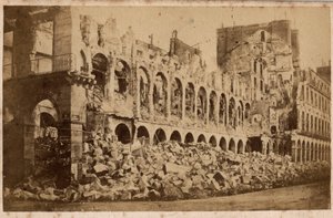 Paris kommun (1871): utsikt över finansministeriet efter branden i maj 1871. Fotografi. Tryck på kartong Dim. 10x6,9 cm av Unbekannt