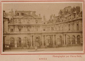 Paris kommun (1871): utsikt över Palais-Royal (Palais Royal) i Paris efter branden i maj 1871. Fotografi av Pierre Pepetit. Tryck på kartong, Dim. 9x5,4 cm av Unbekannt