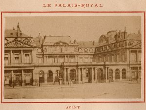 Paris kommun (1871): utsikt över Palais-Royal (Palais Royal) i Paris före branden i maj 1871. Fotografi av Pierre Pepetit. Tryck på kartong, Dim. 9x5,4 cm av Unbekannt