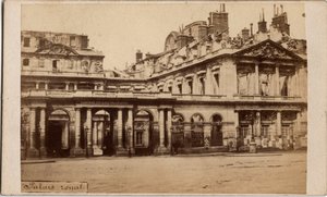 Paris kommun (1871): utsikt över Palais-Royal efter branden i maj 1871. Anonym fotografering. Tryck på kartong Dim. 10x6,9 cm av Unbekannt
