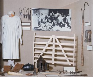 Cotswolds ullindustriutställning, inklusive smock, mitten av 1800-talet (foto) av Unbekannt