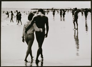 Par som går i vattnet på Coney Island, New York City, Untitled 46, c.1953-64 (s/v foto) av Unbekannter Künstler