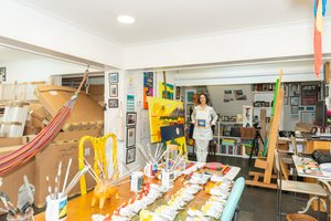 Cristina Rodriguez i sin studio, 2022 av Bartolome Esteban and studio Murillo